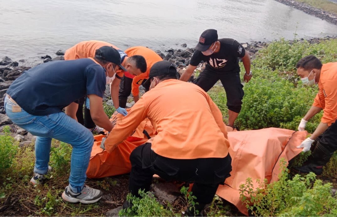 Proses evakuasi jenazah tanpa identitas di Pantai Kenjeran Surabaya. (Foto: Dok. Call Center 112)