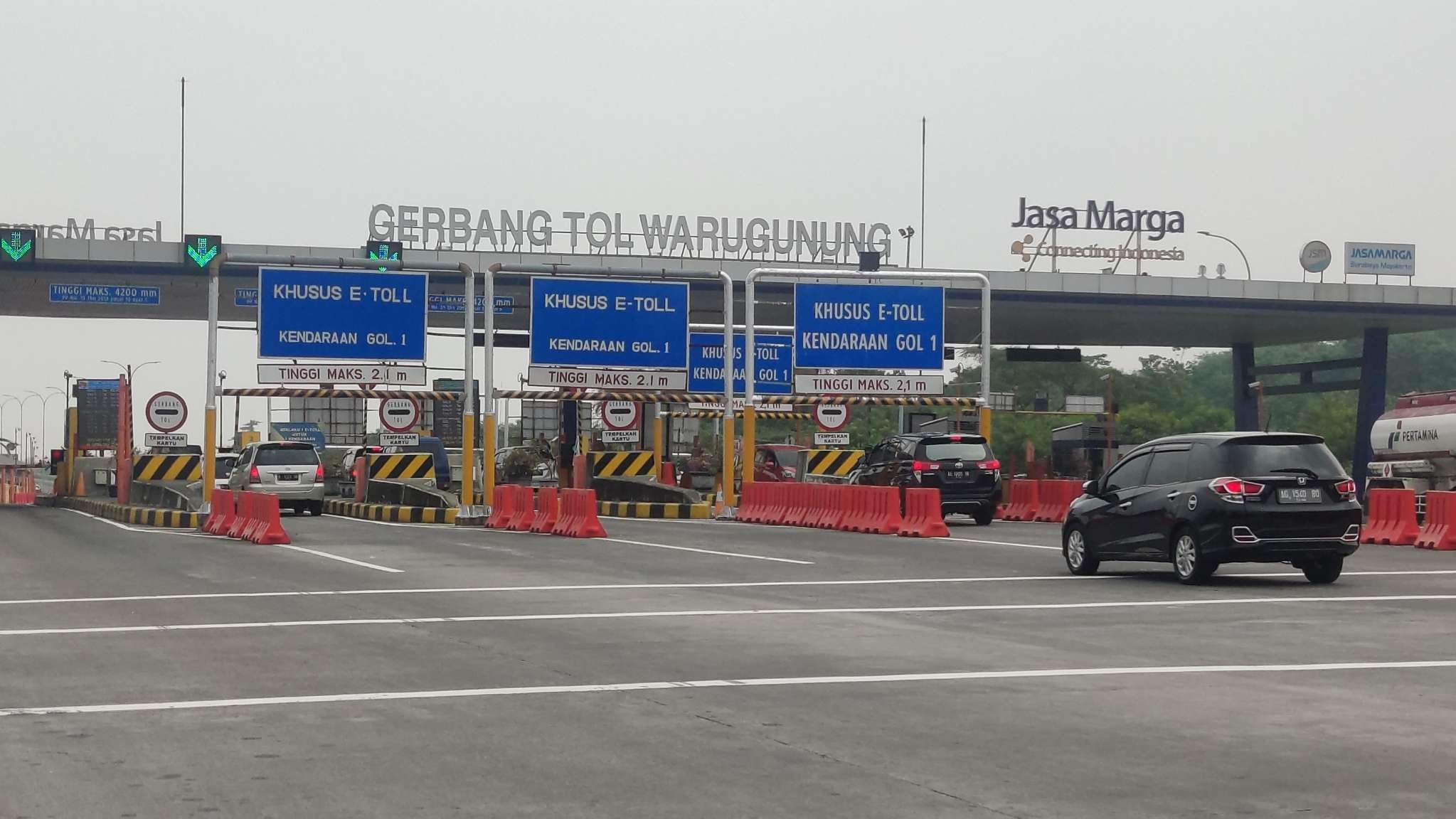 Kondisi Gerbang Tol Warugunung, Jumat 29 April 2022 siang. (Foto: Fariz Yarbo/Ngopibareng.id)