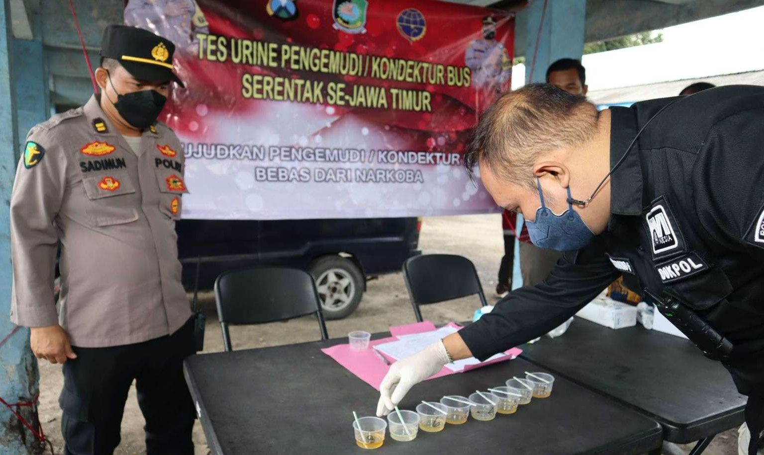 Petugas sedang mengambil sampel urine dari para sopir dan kenek angkutan umum di Terminal Brawijaya, Banyuwangi, Jawa Timur. (Foto: Istimewa)