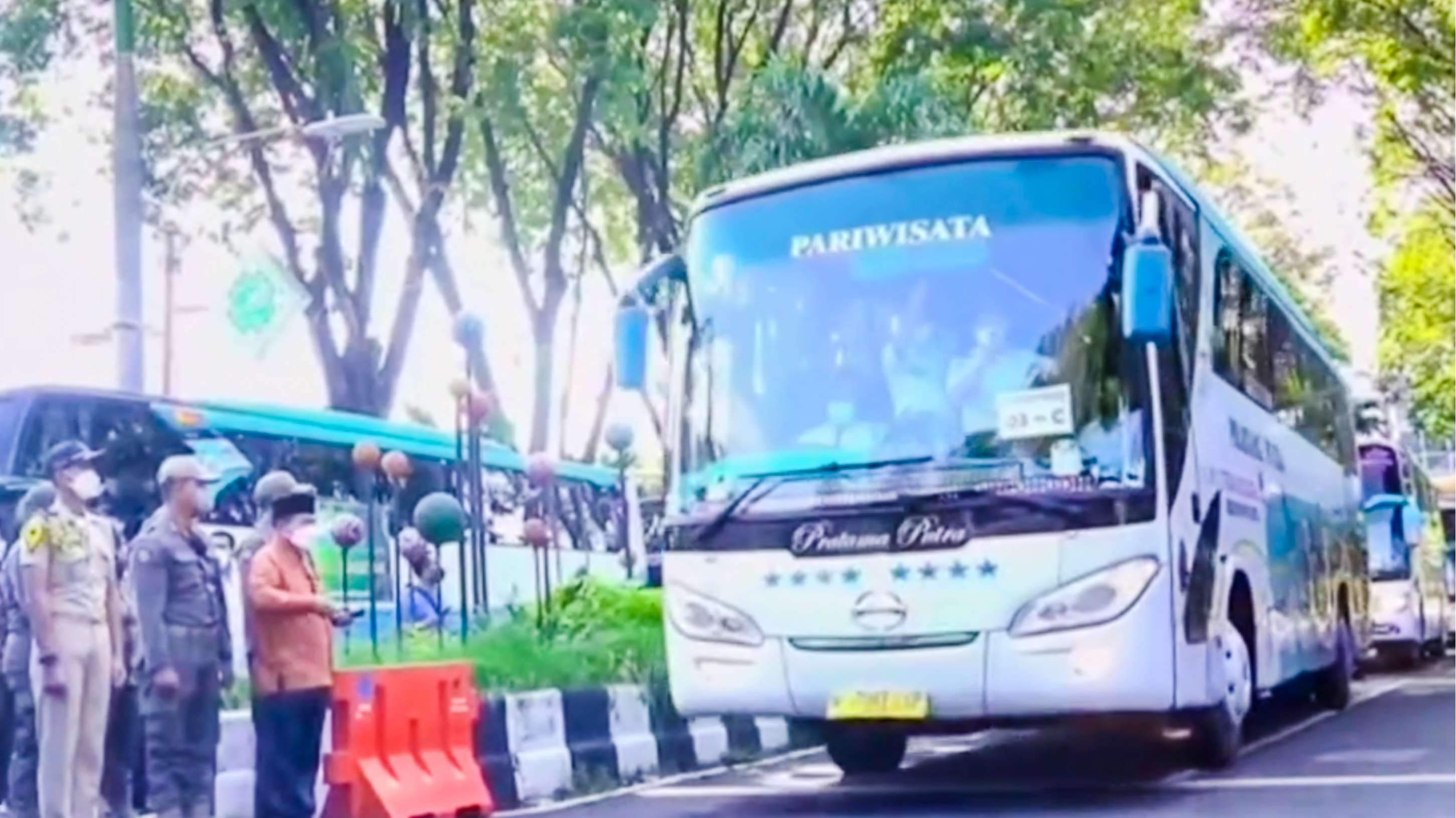 Simbolis pemberangkatan bus mudik gratis dari Pemkab Sidoarjo, Jumat 29 April 2022. (Foto: Aini Arifin/Ngopibareng.id)