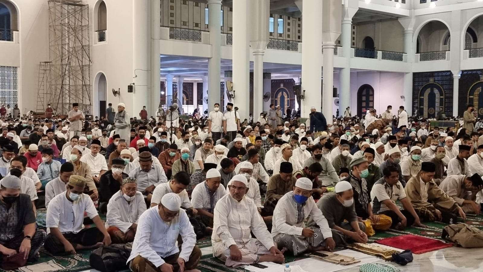 Suasana di Masjid Al Akbar Surabaya pada malam-msalam terakhir Ramadan. (Foto:Istimewa)