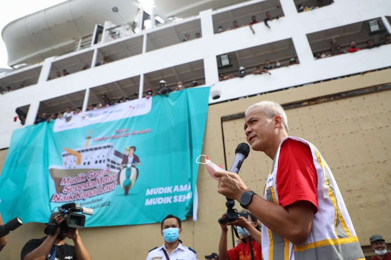 Gubernur Jawa Tengah Ganjar Pranowo menyambut ribuan peserta mudik gratis menggunakan KM Ciremai yang turun di Pelabuhan Tanjung Emas Semarang. (Foto: Dok Jateng)