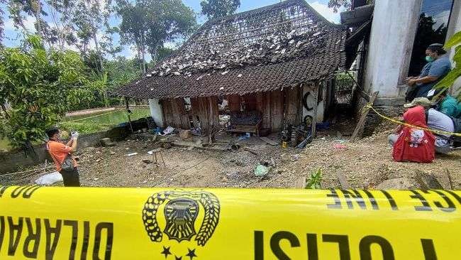 Ledakan petasan di Kediri sebabkan satu rumah hancur dan 5 orang alami luka-luka. (Foto: Ant)