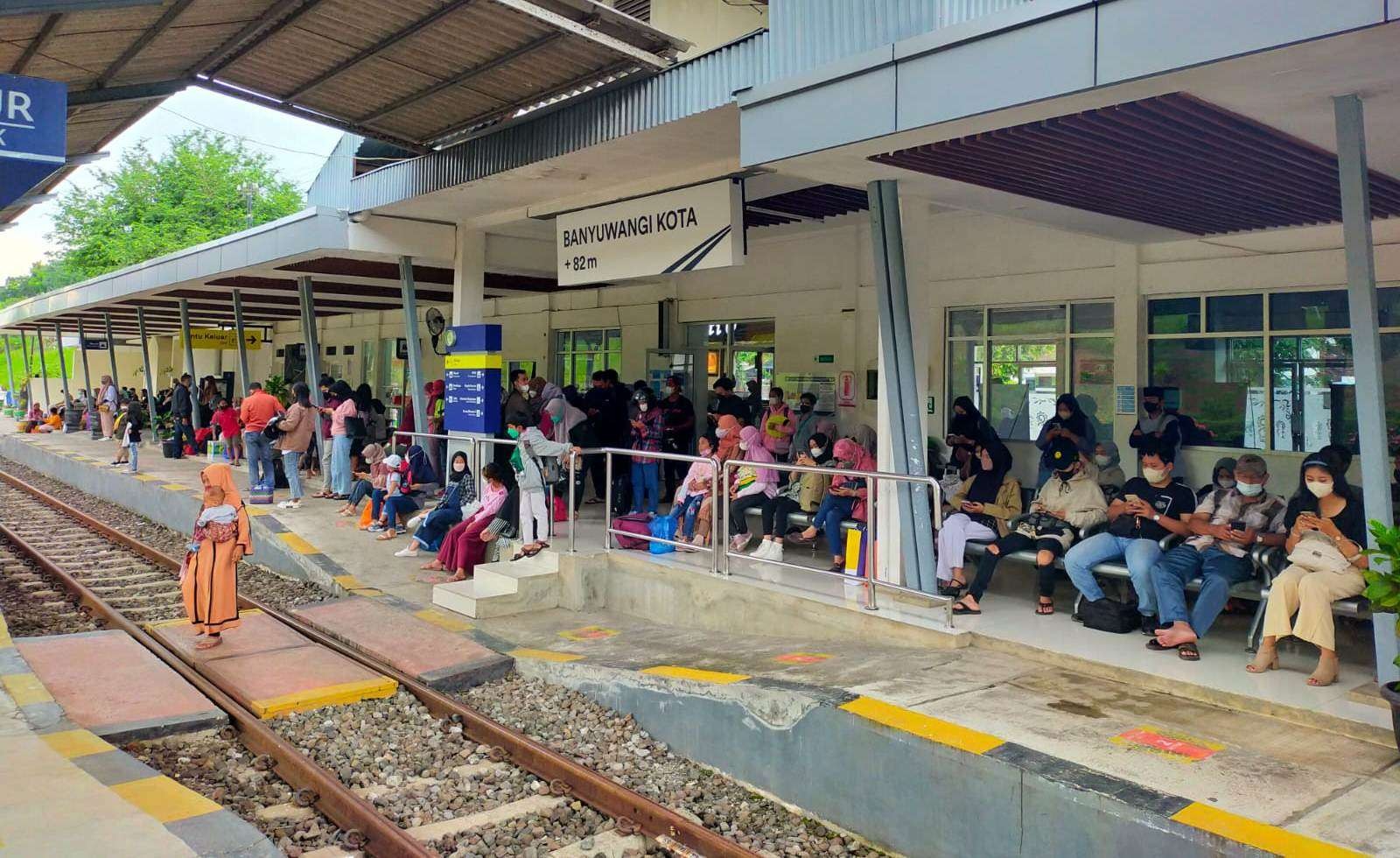 Sejumlah penumpang sedang menunggu KA di Stasiun Banyuwangi Kota. (Foto: Istimewa)