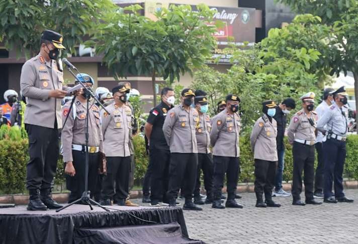 Kapolresta Sidoarjo sedang memimpin apel gelar pasukan Pam Idul Fitri. (Foto: Aini Arifin/Ngopibareng.id)