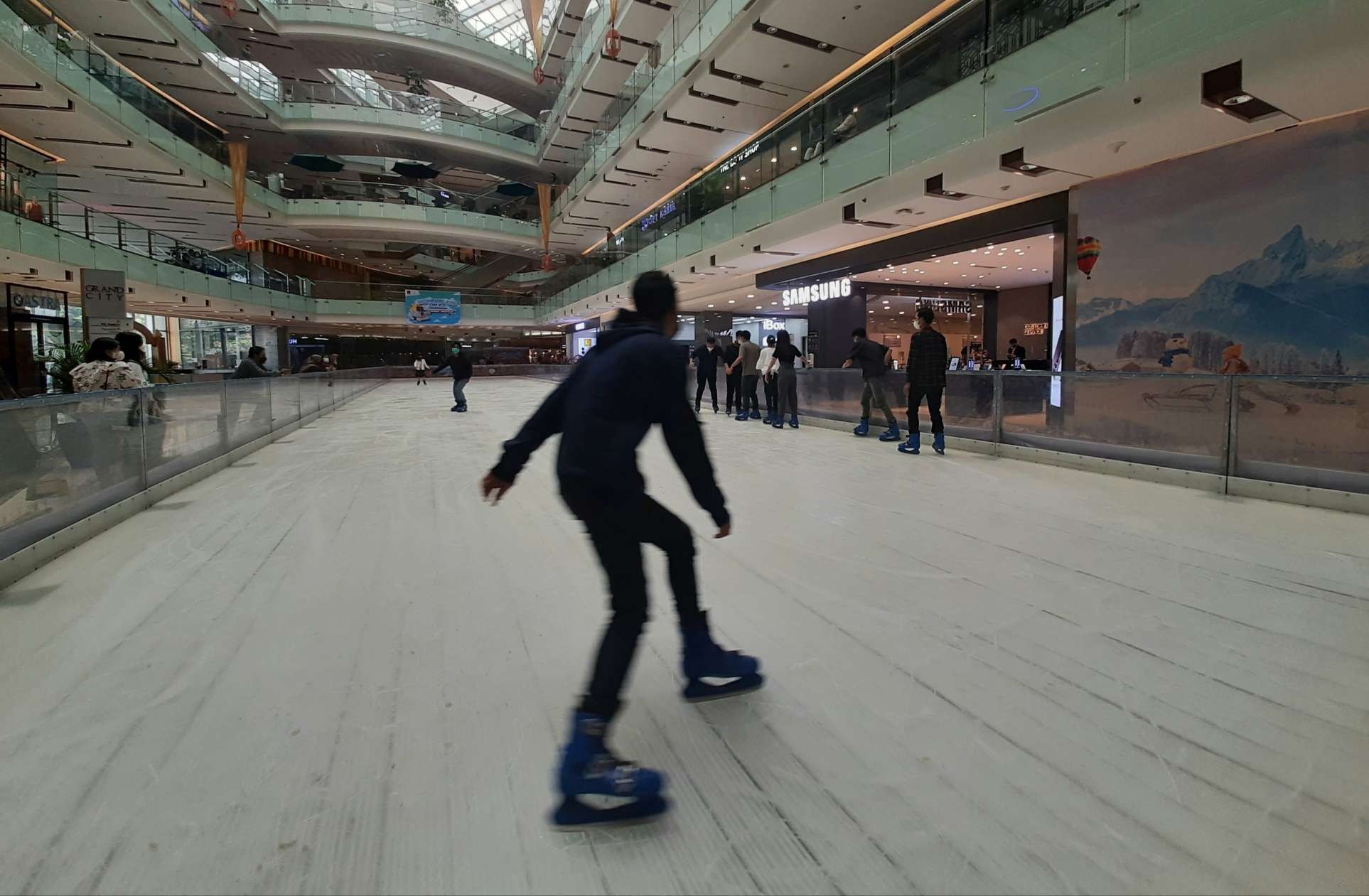 Bermain ice skating di Grand City yang dibuka untuk menyambut momen Lebaran. (Foto: Pita Sari/Ngopibareng.id)