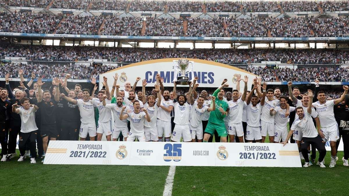 Para pemain Real Madrid berada di podium tertinggal La Liga setelah perolehan poin mereka tak terkejar oleh tim lain. (Foto: Twitter/@realmadrid)