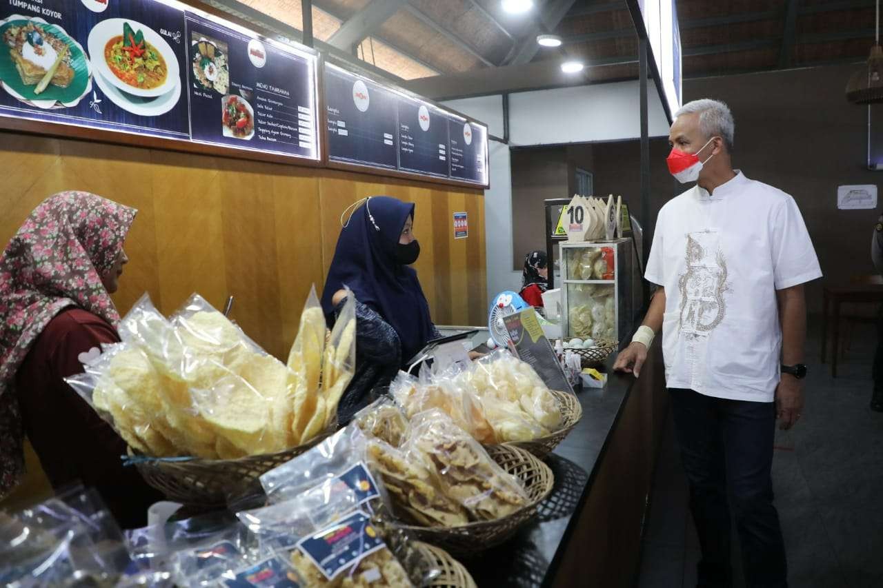 Gubernur Jateng Ganjar Pranowo saat berada di salah satu outlet penjual oleh-oleh khas Semarang. (Foto: dok Humas Pemprov Jateng)