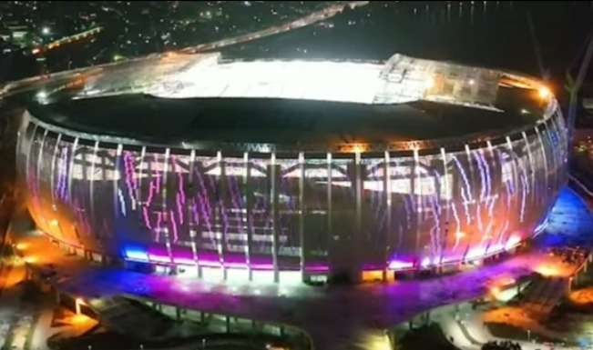 Jakarta Internasional Stadium dengan pencahayaan lampu yang beraneka warna. (Foto: Istimewa)