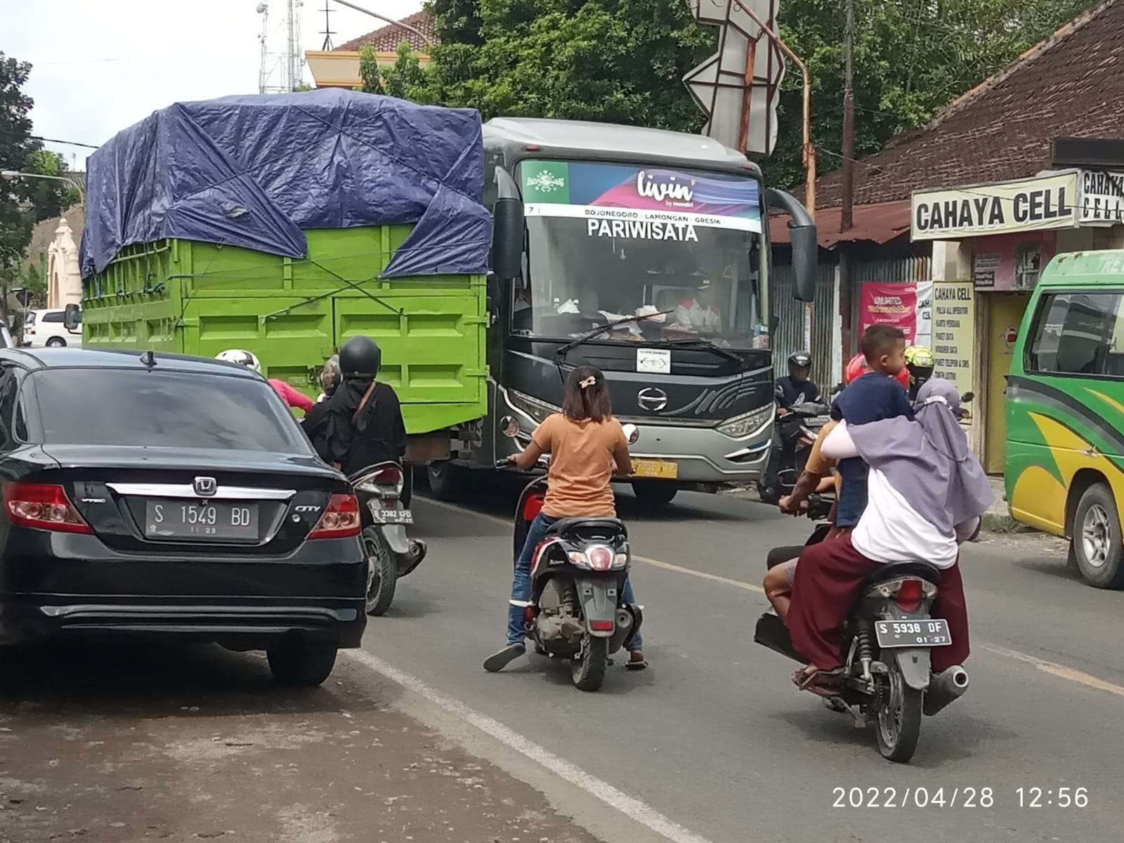 Kendaraan melintas di perempatan Padangan kondisinya padat tapi masih lancar. (Foto: Sujatmiko/Ngopibareng.id)
