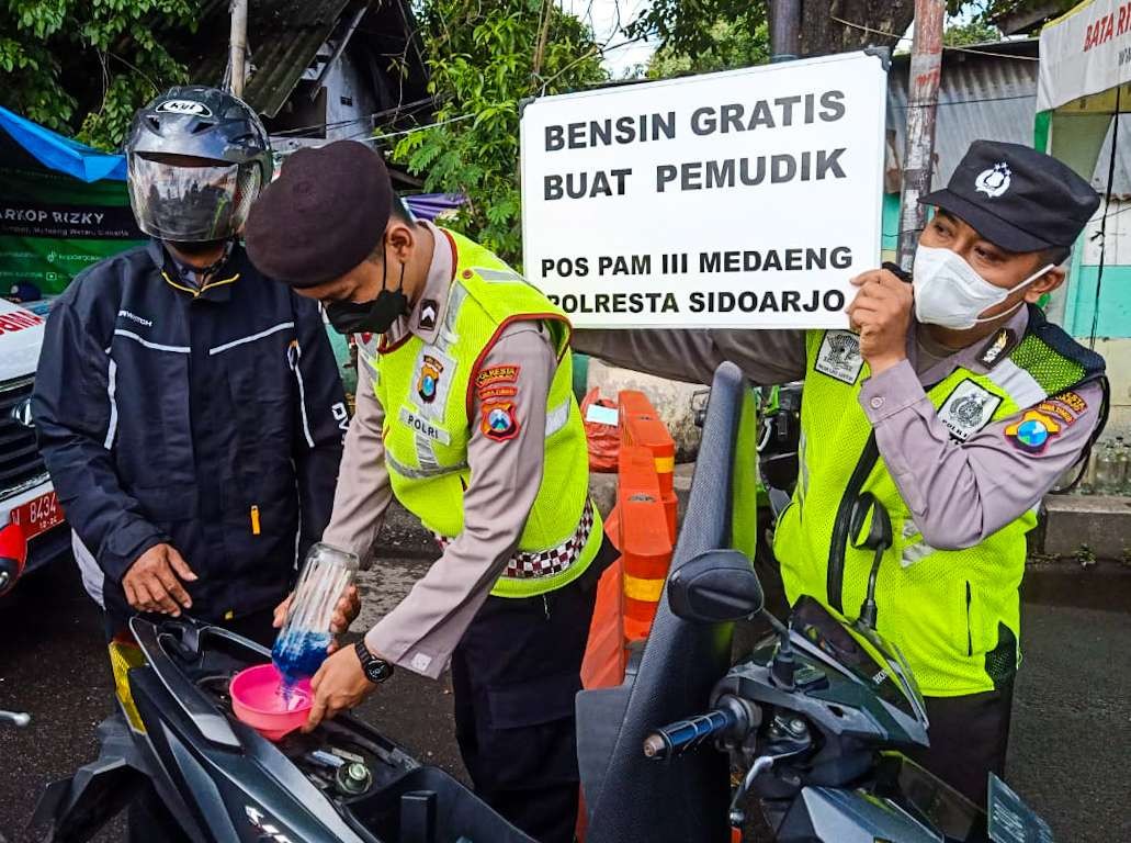Peduli membantu pemudik Lebaran Idul Fitri, agar lancar dan nyaman di perjalanan, polisi Sidoarjo berikan fasilitas BBM gratis (Foto: Aini/Ngopibareng.id)