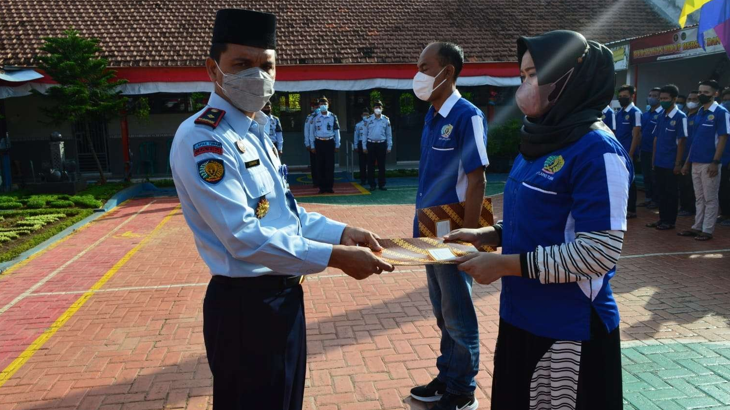 Kalapas Tuban Siswarno menyerahkan surat remisi kepada Warga Binaan (Foto: Dok. Humas Lapas Tuban)