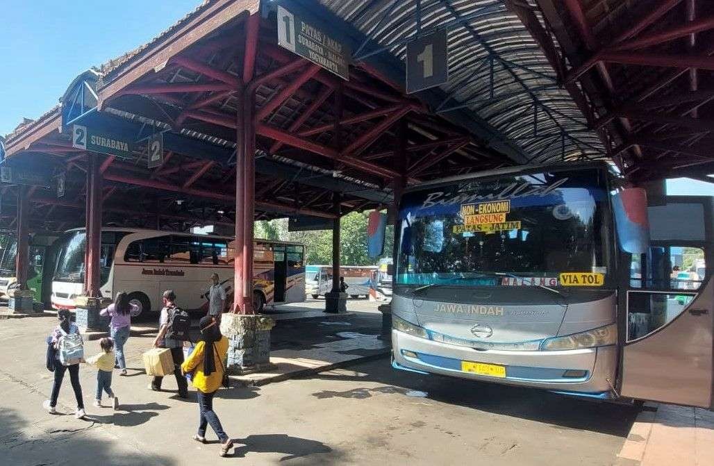 Jumlah penumpang arus balik Lebaran di Terminal Bayuangga, Kota Probolinggo meningkat. (Foto: Ikhsan Mahmudi/Ngopibareng.id)