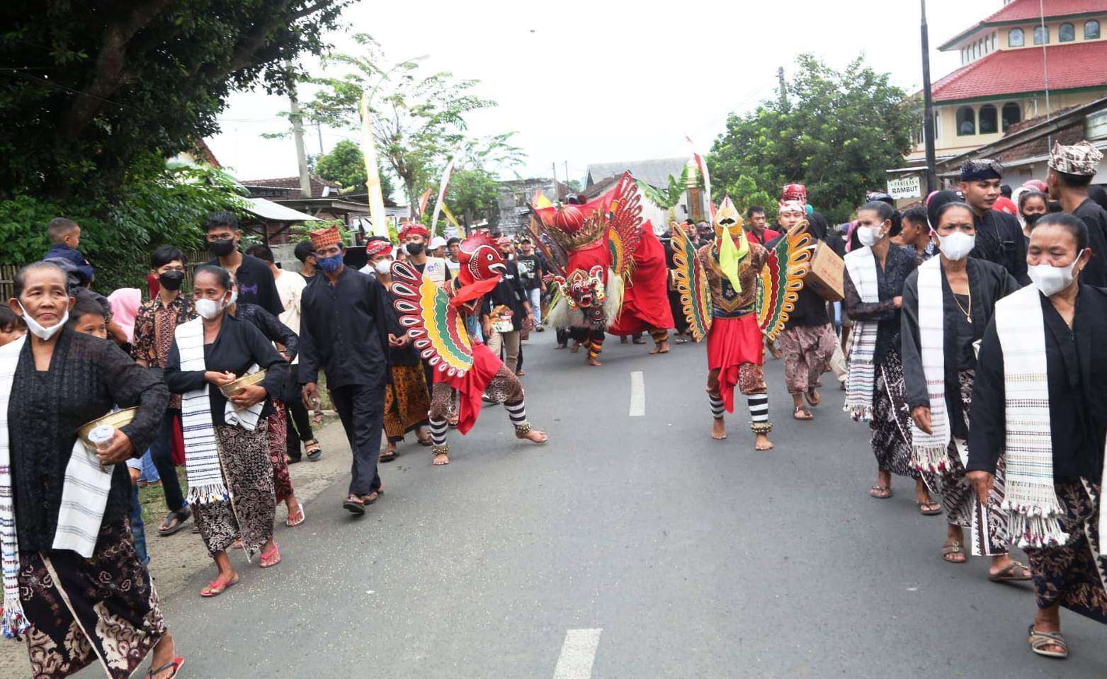 Masyarakat Osing di Desa Kemiren menggelar Ritual Adat Barong Ider Bumi (foto: istimewa)