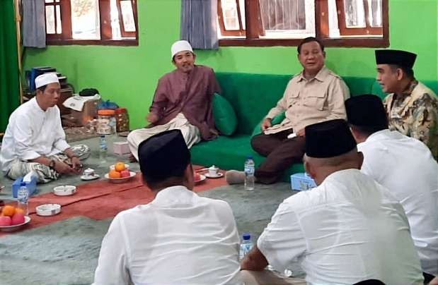 Ketum DPP Gerindra, Prabowo Subianto silaturahmi ke sahabat lamanya Kiai Kholil As'ad Syamsul Arifin di Situbondo, Selasa 3 Mei 2022.(Foto: Istimewa)