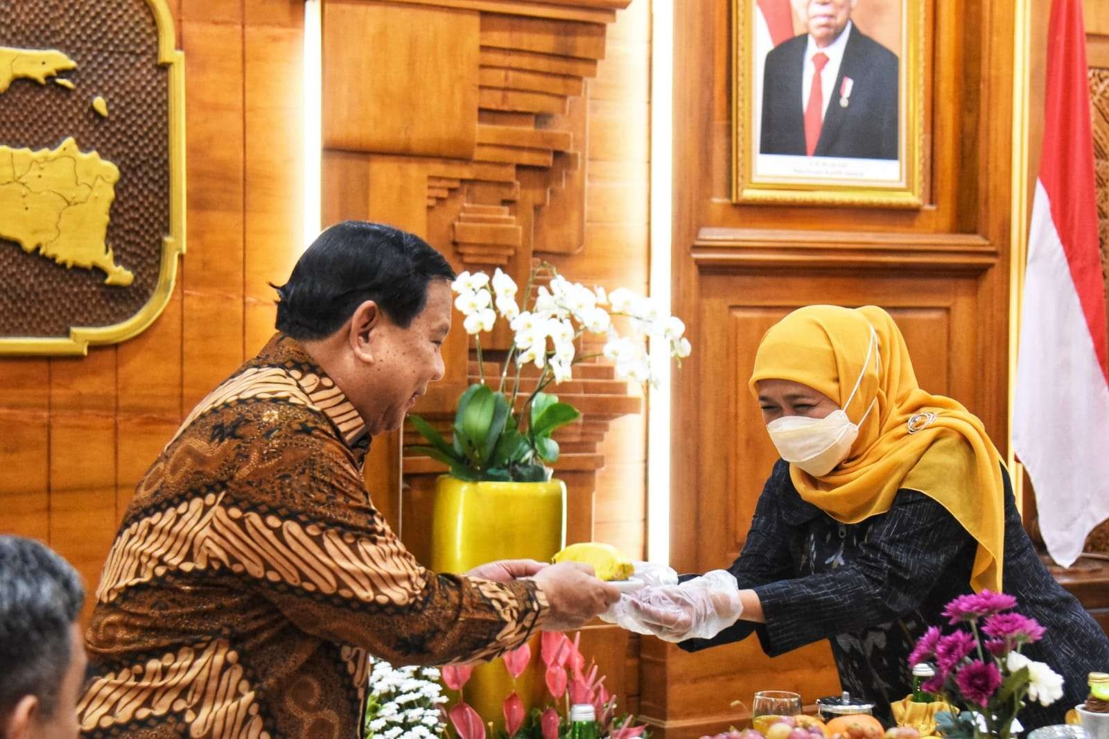 Menhan Prabowo Subianto menerima potongan buah Nanas PK-1 dari Gubernur Jatim, Khofifah Indar Parawansa di Gedung Negara Grahadi, Surabaya, Selasa 3 Mei 2022 malam. (Foto: Istimewa)
