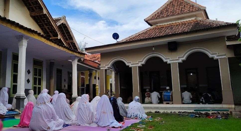 Jemaah Aboge di Desa Leces, Kecamatan Leces, Kabupaten Probolinggo melaksanakan salat Idul Fitri Rabu, 04 Mei 2022. (Foto: Ikhsan Mahmudi/Ngopibareng.id)