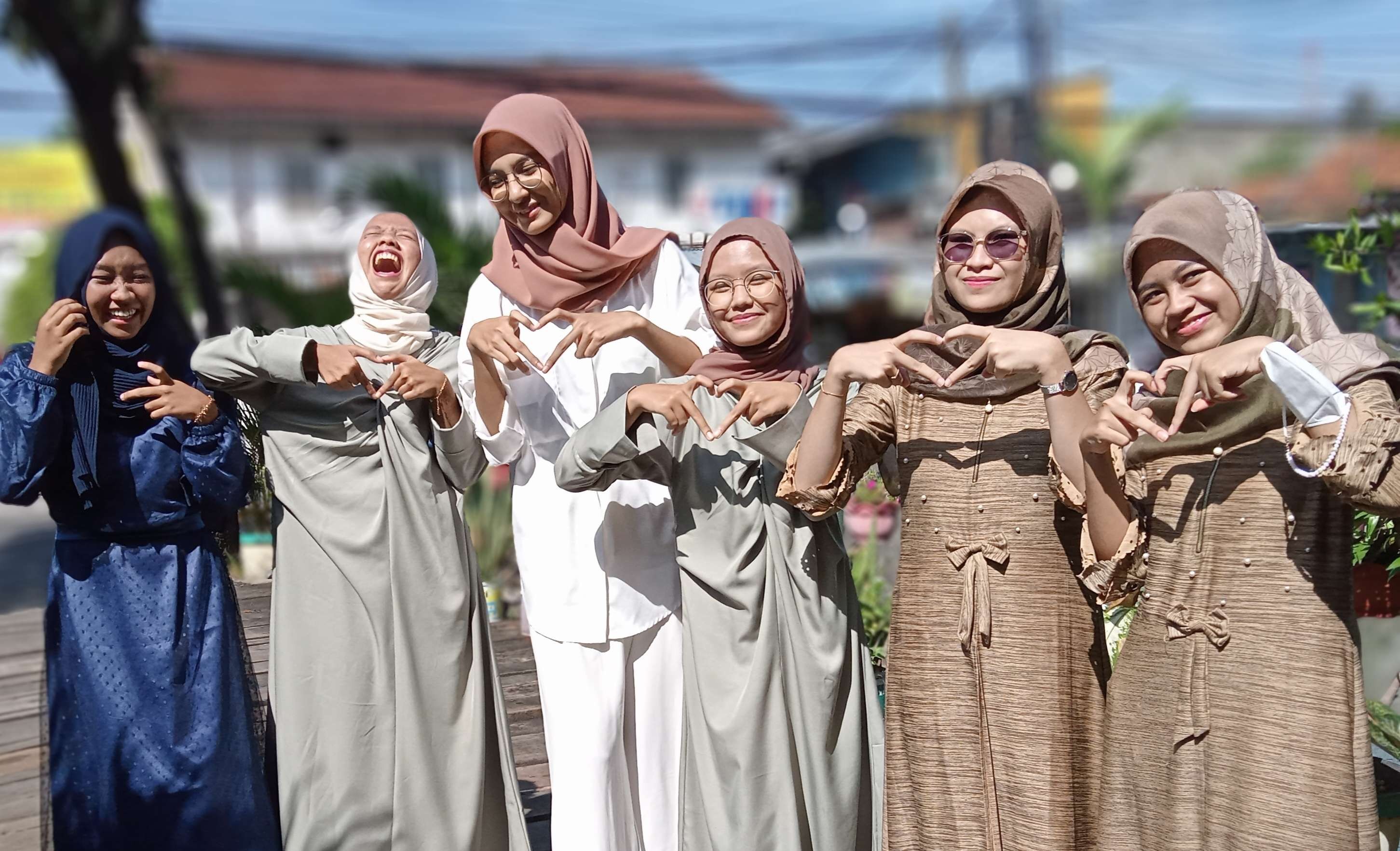 Model dadakan remaja 6 kampung menyambut Idul Fitri 14143 (foto: Asmanu Sudarso/Ngopibareng.id)