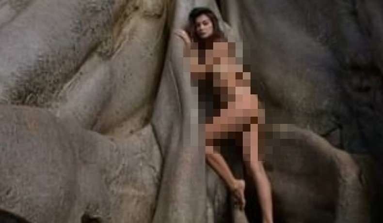 Bule Rusia bernama Alina nekat pose telanjang di pohon keramat di kawasan Pura Babakan, Bali. (Foto: Instagram @alina_yogi)