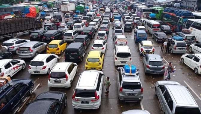 Ilustrasi arus balik menuju Jakarta saat akan memasuki gerbang tol Cikampek (Foto: istimewa)
