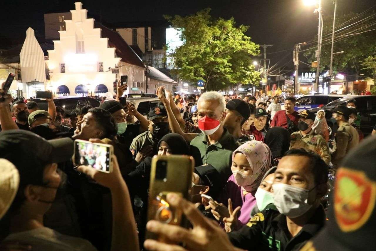 Gubernur Jawa Tengah Ganjar Pranowo saat berjalan di Malioboro. Sosoknya kemudian menarik perhatian pengunjung lain di Malioboro. (Foto: Ist)