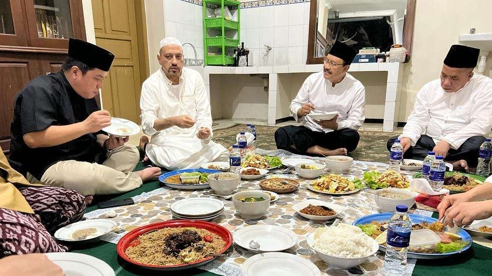 Menteri BUMN Erick Thohir (baju hitam) menikmati makan bersama Walikota Pasuruan, Saifullah Yusuf atau Gus Ipul (berkacamata). (Foto: Istimewa)