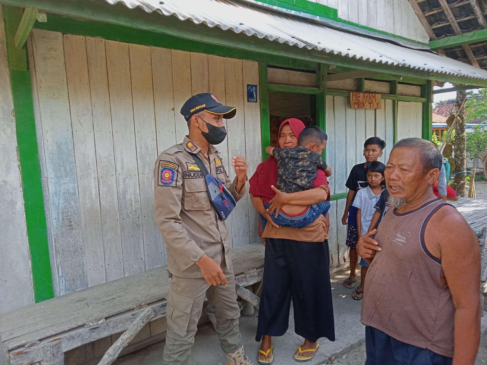 Petugas Satpol PP Kecamatan Cepu mengantarkan anak yang tersesat ke rumah orang tuanya. (Foto: Dok. Satpol PP)