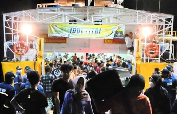 Warga asal pulau-pulau di Madura mulai berdatangan di Pelabuhan Jangkar Situbondo, usai Lebaran 2022 di kampung halaman. (Foto: Istimewa)