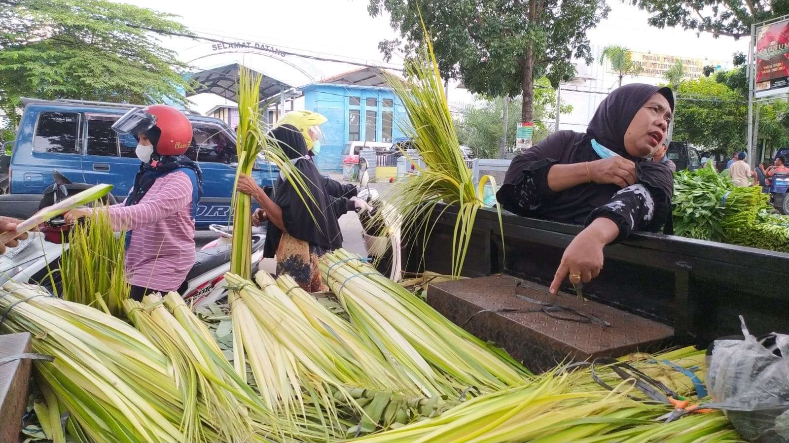 Pedagang janur kembali menuai rezeki menyambut Lebaran ketupat. (Foto: Imron Rosidi/Ngopiibareng.id)