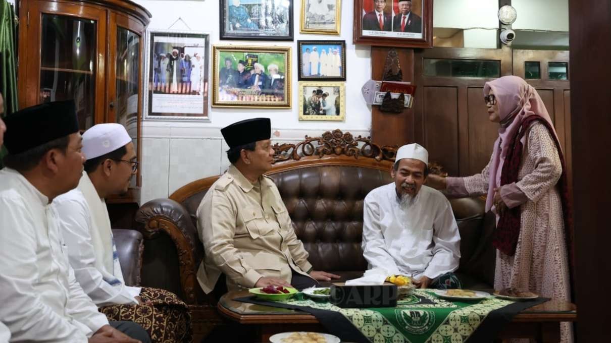 Prabowo di tengah tengah keluarga almarhum  Mbah Moen ( foto: istimewa)