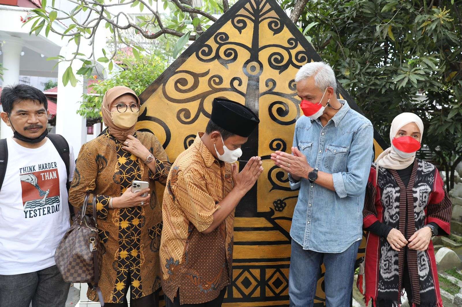 Gubernur Ganjar Pranowo disambut oleh cucu Pangeran Diponegoro, Raden Hamzah Diponegoro saat berziarah ke makam pahlawan nasional itu di Makassar. (Foto: dok. Humas Pemprov Jateng)