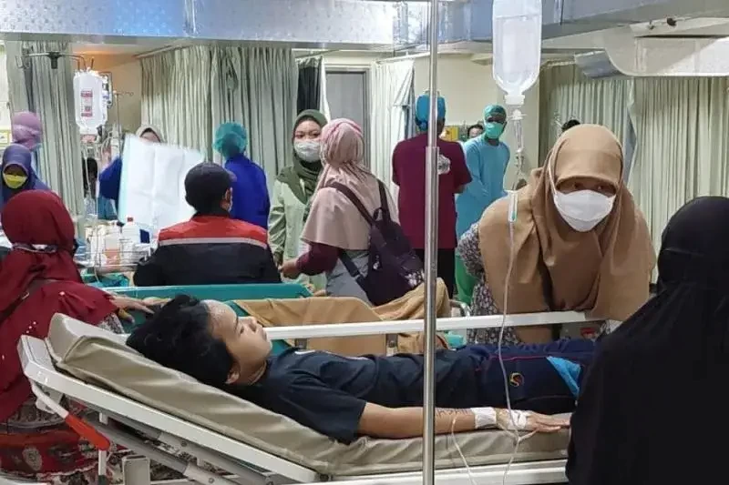 Pimpinan DPRD Surabaya mengunjungi korban ambrolnya seluncuran Kenpark di RSUD Soewandhie. (Foto: Dok DPRD Surabaya)