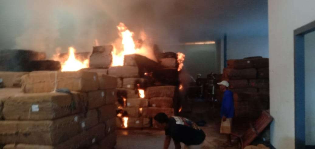 Api yang membakar tumpukan tembakau kering di sebuah gudang di Desa Bungkal, Kecamatan Balen Bojonegoro.(Foto: dok. Damkar Bojonegoro)