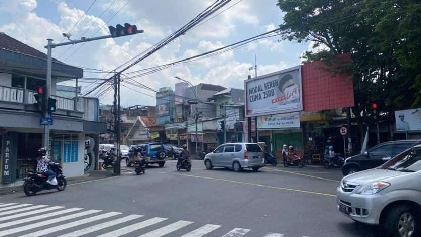 Salah satu perspimpangan jalan di Kota Malang. (Foto: Lalu Theo/Ngopibareng.id)