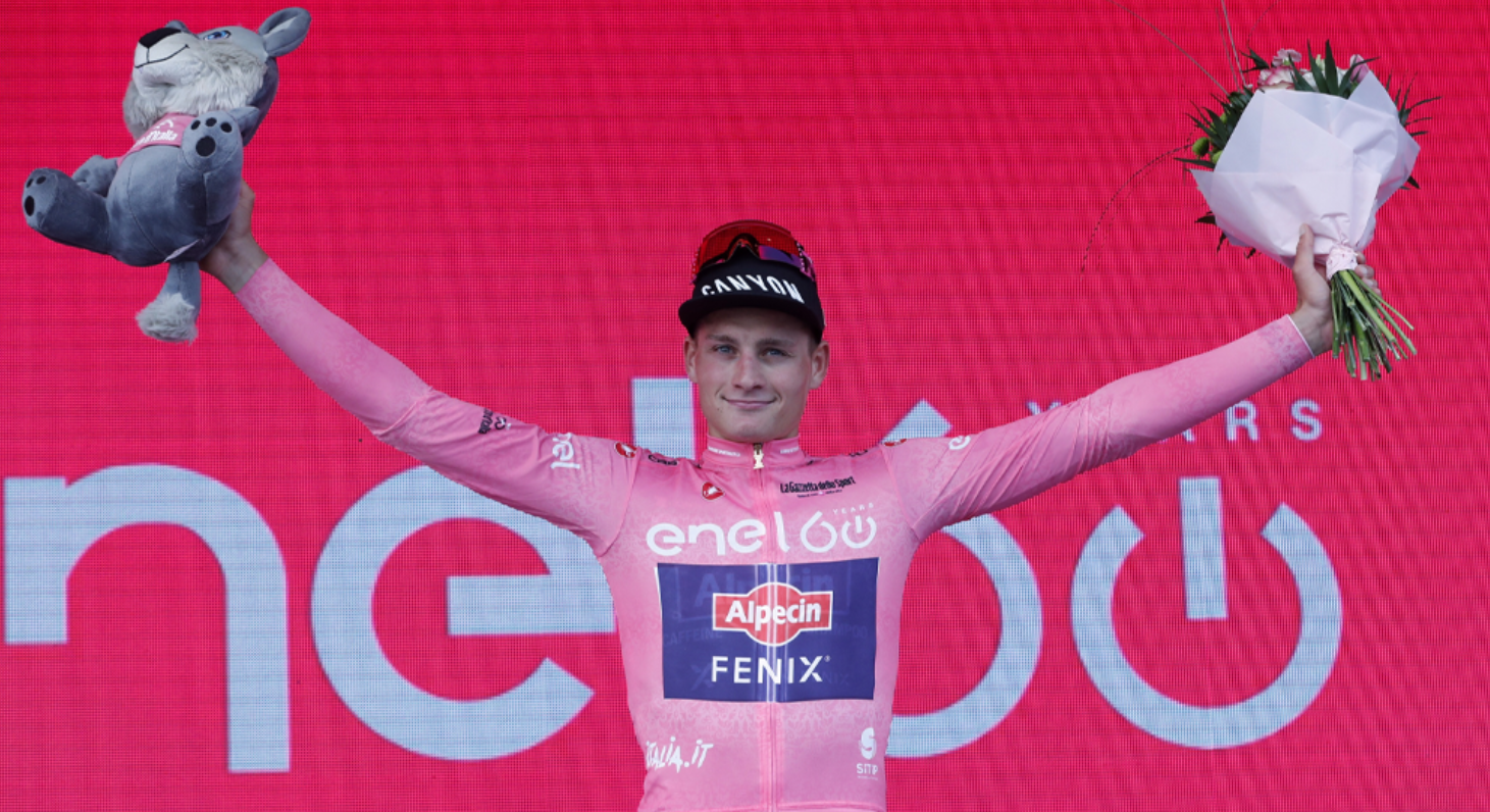Mathieu van der Poel menempati juara 1 di Giro d'Italia 2022 dan mengenakan maglia rosa pertama. (Foto: Istimewa)