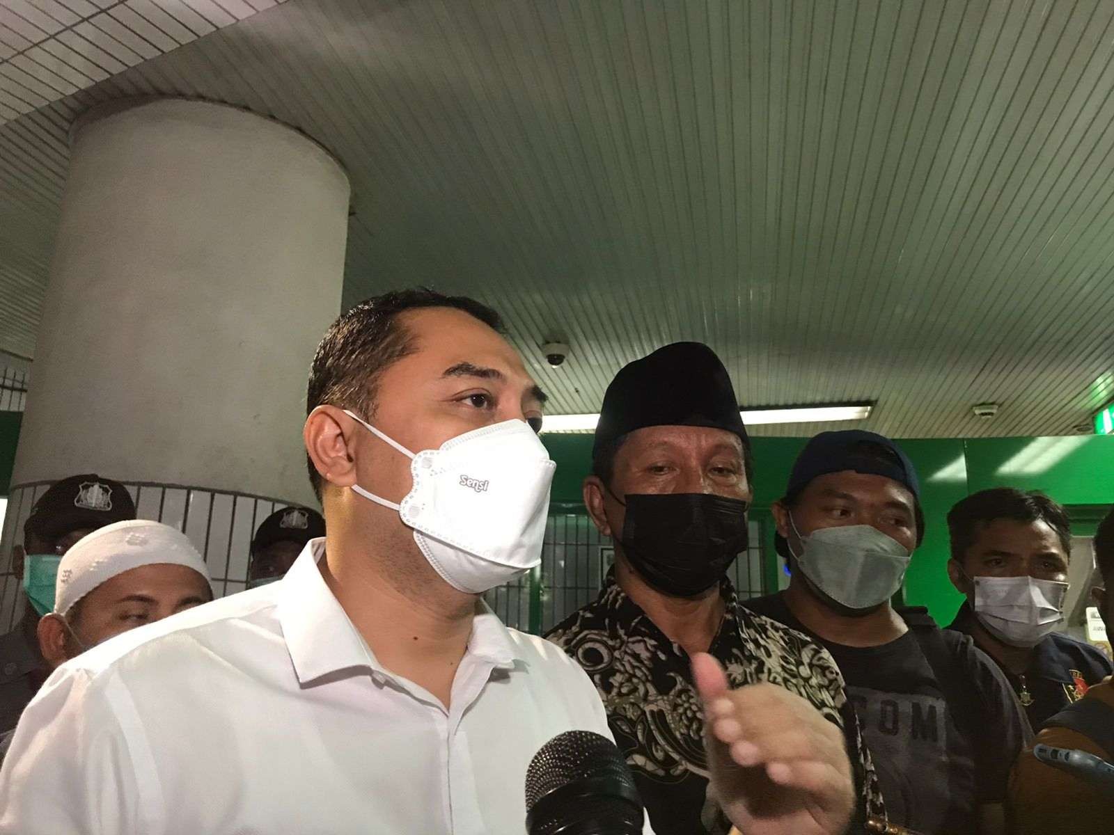 Walikota Surabaya, Eri Cahyadi saat mengunjugi korban seluncur ambrol Kenpark di RSUD Dr Soetomo. (Foto: Istimewa)