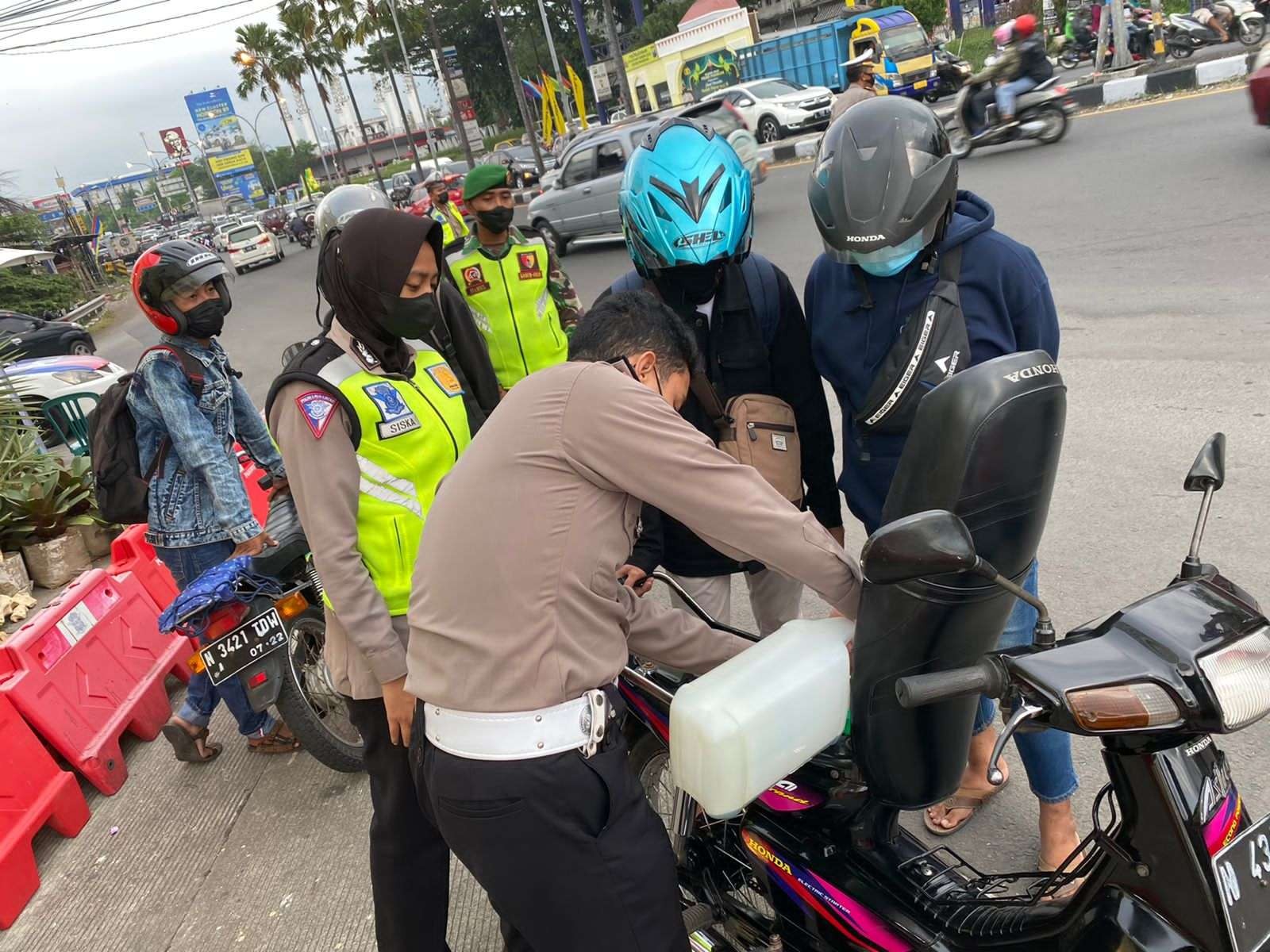 Pemudik yang kehabisan bensin dilayani oleh petugas Polres Pasuruan. (Foto: Istimewa)