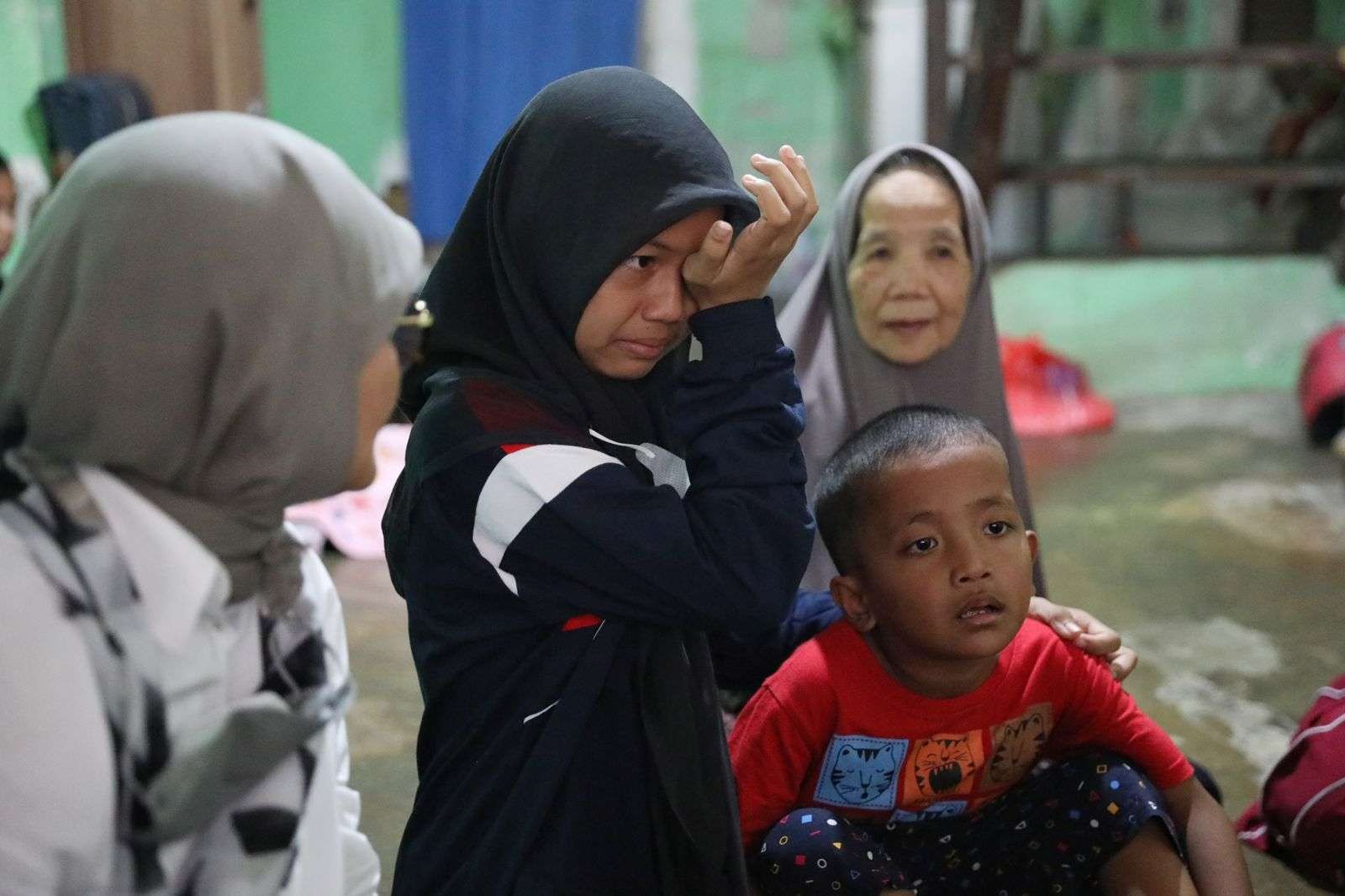 Aisyah menangis haru saat bertatap muka dengan Gubernur Jawa Tengah, Ganjar Pranowo. (Foto: dok. Humas Pemprov Jateng)