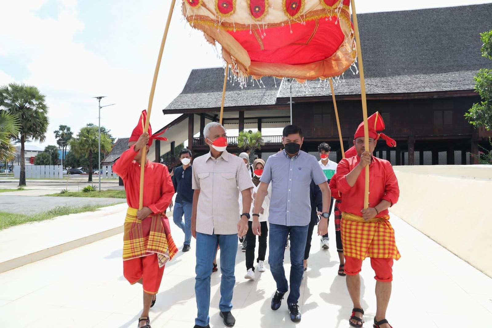 Prajurit berpakaian serba merah menyambut kedatangan Gubernur Jawa Tengah, Ganjar Pranowo saat tiba di Istana Tamalate Makassar. (Foto: Dok Jateng)