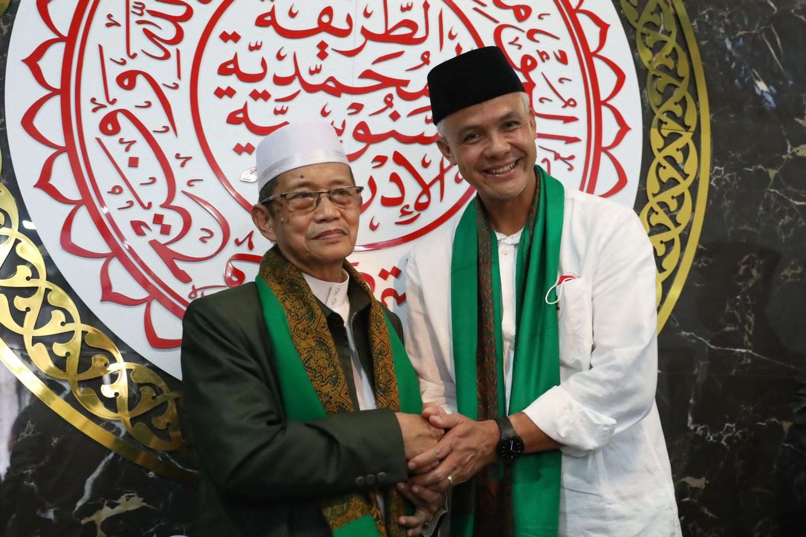 Gubernur Jawa Tengah, Ganjar Pranowo mendapat sambutan hangat saat sowan ke kediaman Anre Gurutta Haji Baharuddin di Makassar, Minggu 8 Mei 2022. (Foto: Istimewa)