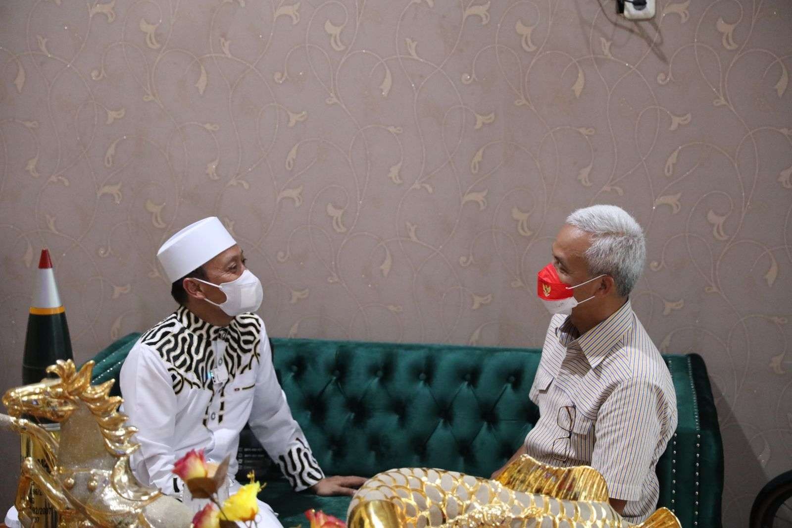 Gubernur Jawa Tengah, Ganjar Pranowo sowan ke rumah Ustad Das'ad Latief di sela kunjungan ke Makassar (Foto: Dok Jateng)