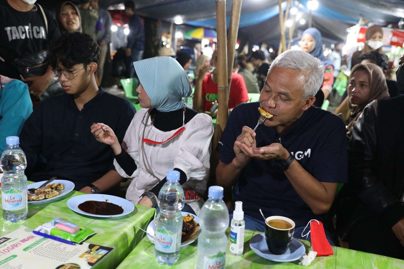 Gubernur Ganjar bersma keluarga malam minggu menikmati kulineran di Pantai Losari, Makasar. (Foto: Dok Jateng)