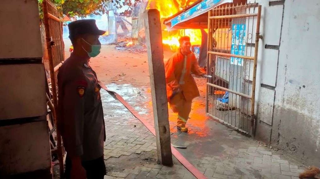 Kobaran api membakar sejumlah kios UPTD Pasar Kecamatan Ngadiluwih Kabupaten Kediri, Minggu 8 Mei 2022, sekitar pukul 15.50 WIB. (Foto: ist)
