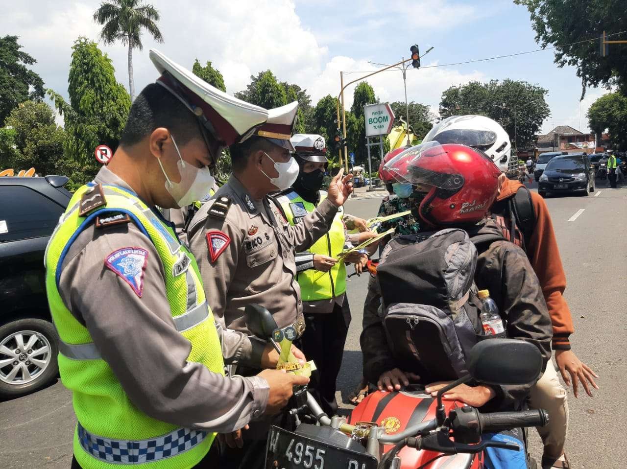 Personel dari Satlantas Polres Tuban menandai kendaraan yang melanggar lalu lintas dengan janur kuning (Dok. Satlantas Polres Tuban)