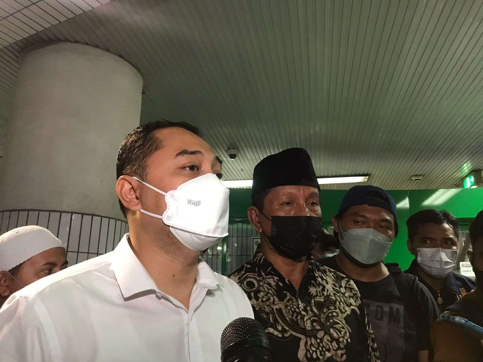 Walikota Eri Cahyadi saat mengunjungi korban seluncur ambrol di RS Dr Soetomo Surabaya. (Foto: Istimewa)