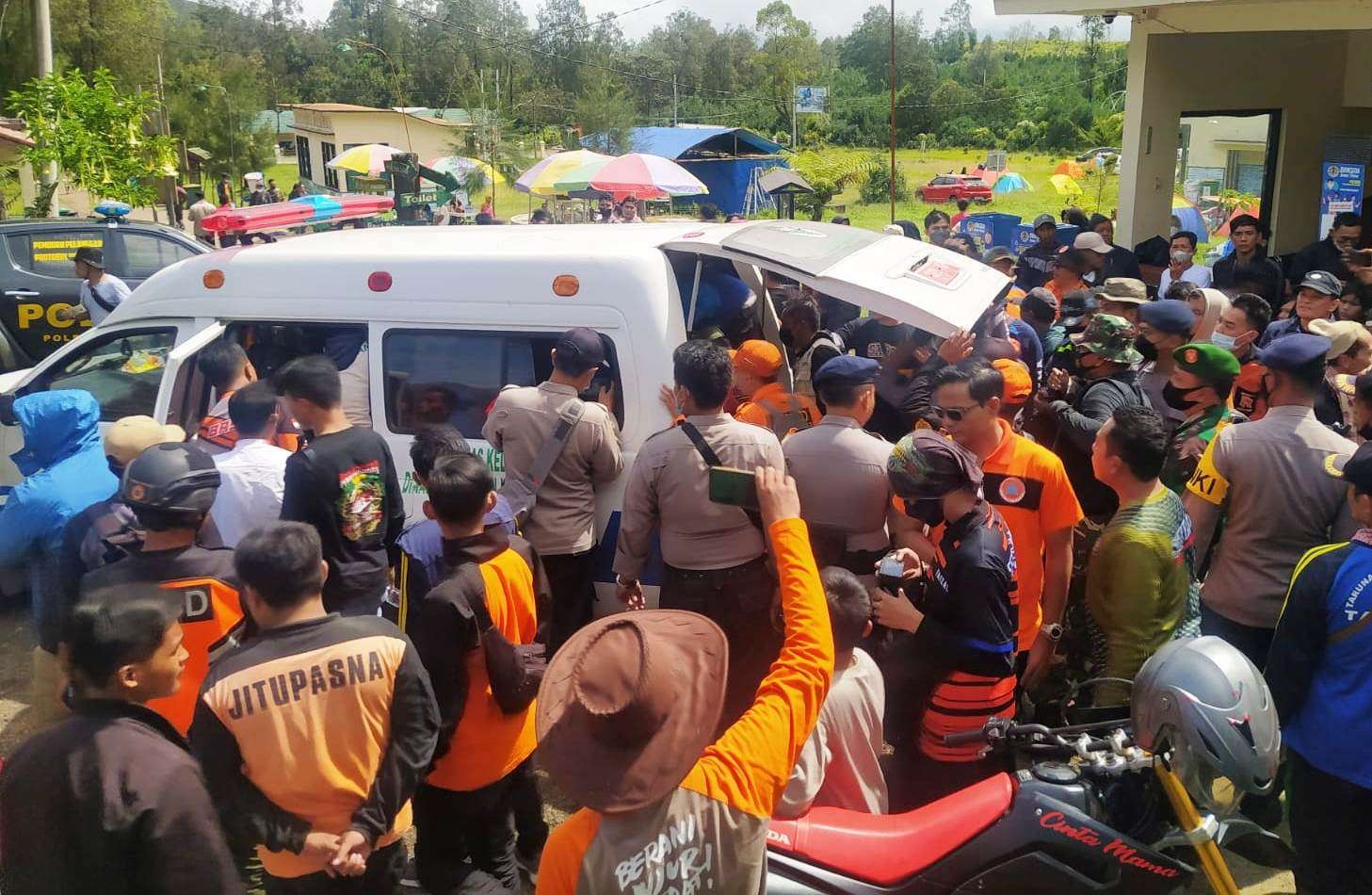 Pendaki yang sempat dinyatakan hilang dibawa ambulans menuju Puskesmas Sempol untuk mendapatkan perawatan (Foto: Istimewa)