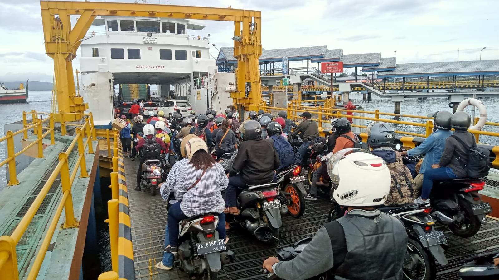 Para pengendara sepeda motor menuju ke salah satu kapal penyeberangan di Pelabuhan Ketapang (Foto: istimewa)