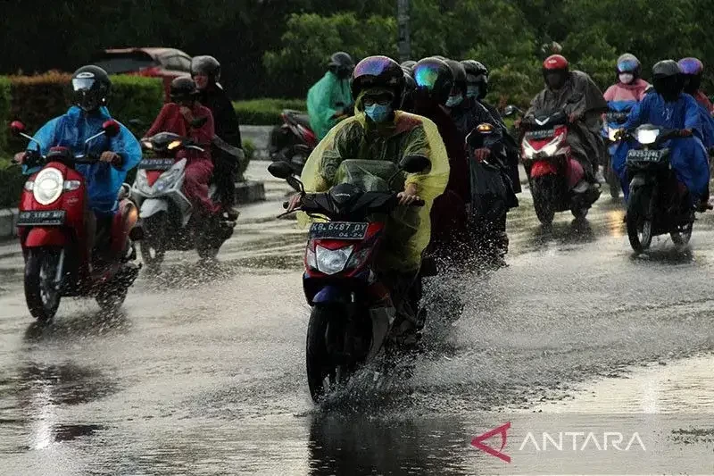 Sejumlah wilayah di Indonesia akan diguyur hujan lebat disertai kilat dan angin. (Foto: Ant)