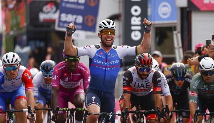 Mark Cavendish (Quickstep-Alphavynil) masih perkasa dengan menjuarai etape 3 Giro d'Italia