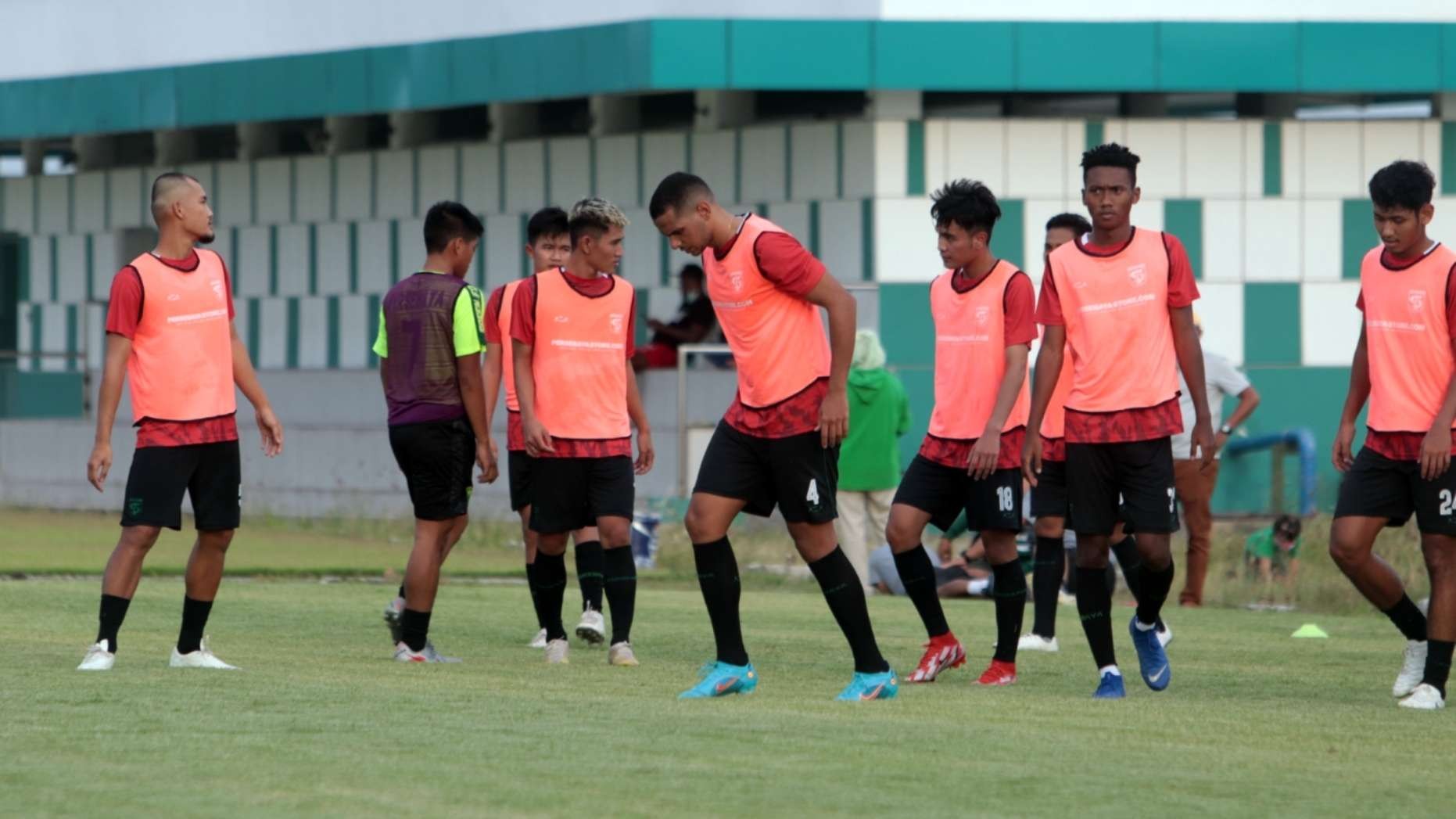 Pemain Persebaya mengikuti latihan perdana di Lapangan Latihan Komplek Stadion Gelora Bung Tomo, Surabaya, Senin 9 Mei 2022. (Foto: Fariz Yarbo/Ngopibareng.id)